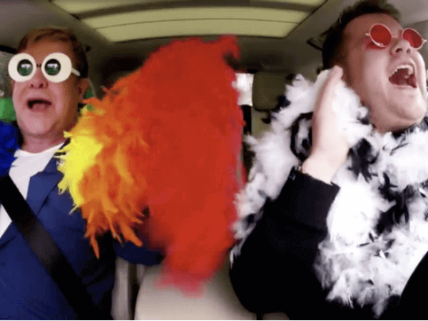 Esilarante Carpool Karaoke con Elton John