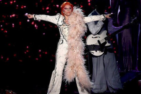 Lady Gaga: epico tributo a David Bowie ai Grammys 2016 - gagabowie 3 - Gay.it