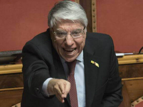 In Senato due militanti LGBT si baciano e Giovanardi si arrabbia