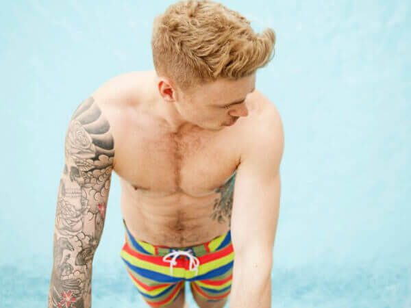 Gus Kenworthy, dallo sci alla moda: ecco il nuovo look - gus kenworthy baffi 7 1 - Gay.it