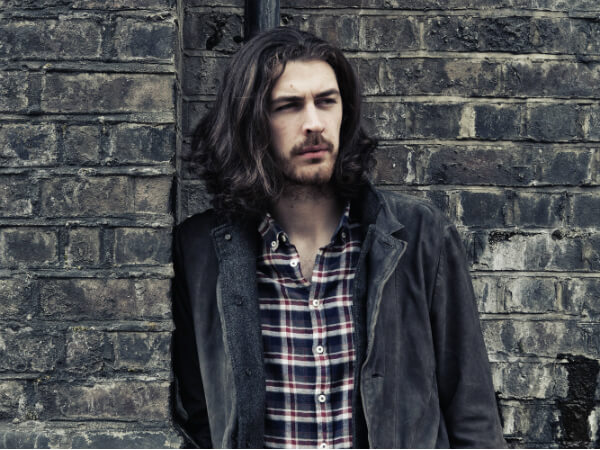 Hozier, grande impegno nel sociale: gli abbiamo dato il nastro rainbow
