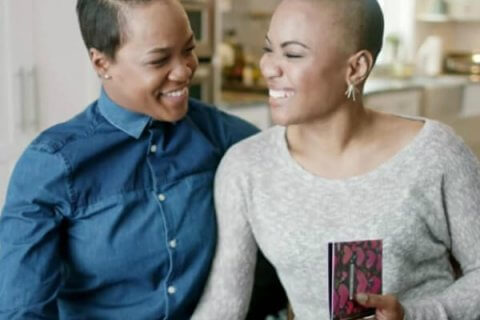 Anche due mamme lesbiche nella nuova campagna di Hallmark - mamme lesbiche spot hallmark - Gay.it