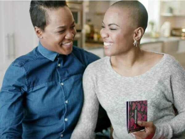Anche due mamme lesbiche nella nuova campagna di Hallmark