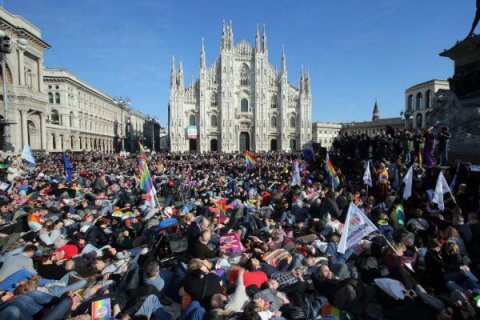 Piazza Duomo a Milano strapiena per #temposcaduto - manifestazione milano temposcaduto base - Gay.it