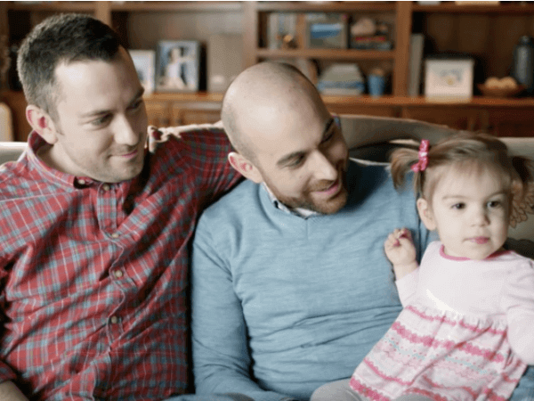 Due papà gay nel nuovo spot dei biglietti d’auguri Hallmark