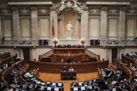 Il parlamento del Portogallo riapprova le adozioni gay - portogallo parlamento base 1 - Gay.it