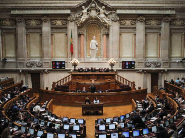 Il parlamento del Portogallo riapprova le adozioni gay - portogallo parlamento base 1 - Gay.it