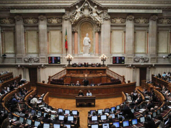 Il parlamento del Portogallo riapprova le adozioni gay