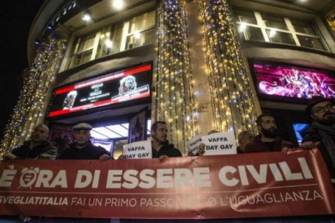 Roma: protesta LGBT contro il dietrofront di Grillo e del M5S - protesta lgbt brancaccio base - Gay.it