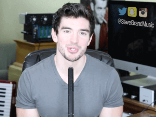 Steve Grand su come gestire e giudicare le critiche nel nuovo ispirato vlog