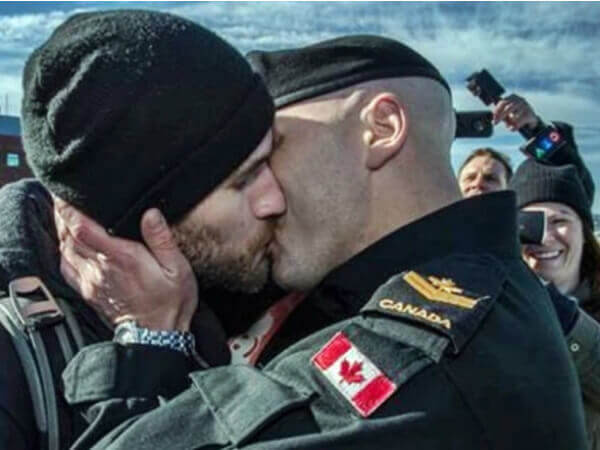 Bacio storico tra due militari canadesi: la tradizione è superata