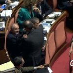 Ecco la foto simbolo del "voltafaccia" dei 5 Stelle - Thumbnail