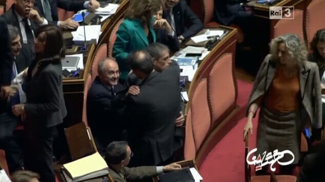 Ecco la foto simbolo del "voltafaccia" dei 5 Stelle