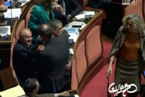 Ecco la foto simbolo del "voltafaccia" dei 5 Stelle - tradimento 5 stelle base2 - Gay.it