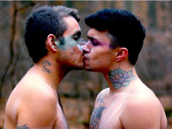Il cantante gay Wilder Green e il pornostar gay Jake Bass nel video ‘Naked’