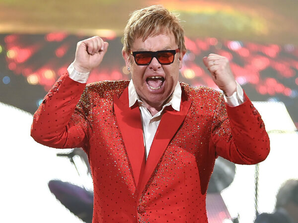 Elton John respinge le accuse di molestie sessuali dell'ex bodyguard - Elton John red jacket 1 - Gay.it