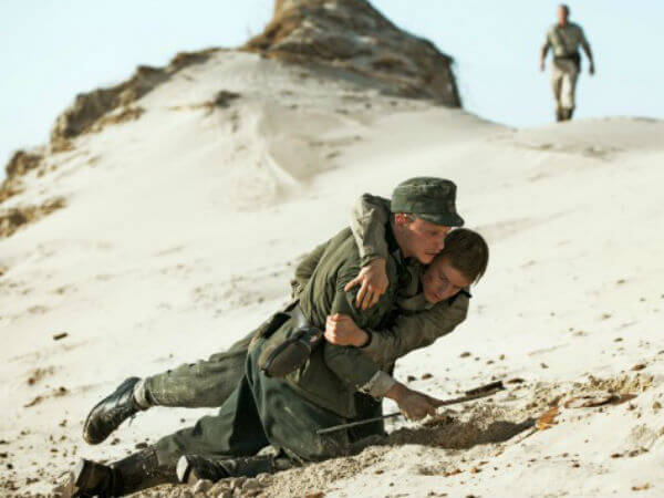 Land of Mine, quei giovani sminatori tedeschi umiliati e abusati