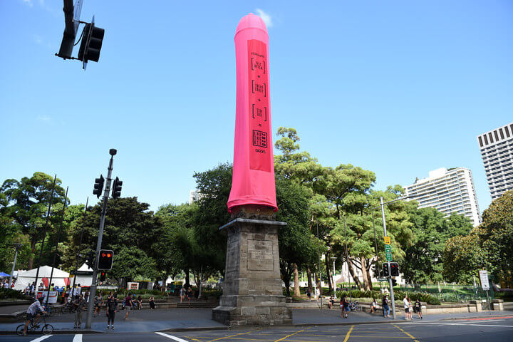 mardi_gras_condom_gigante