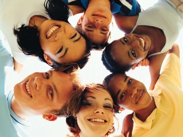 GenerazioneZ e Scala Kinsey a confronto: giovanissimi sempre più bisex