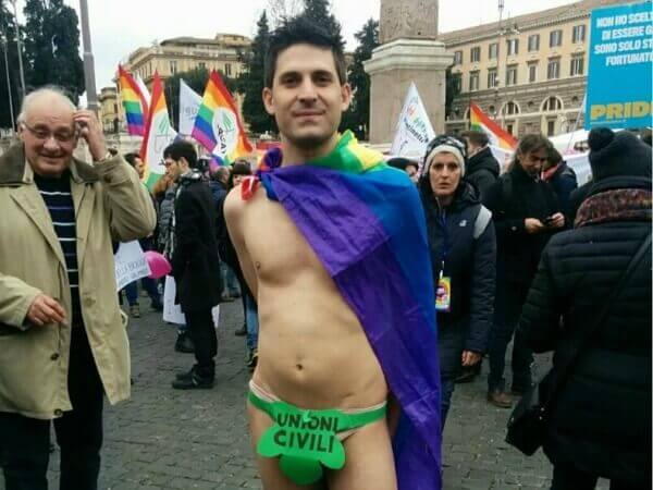 In foglia di fico alla manifestazione #DirittiAllameta - andrea maccarrone 5 marzo base - Gay.it