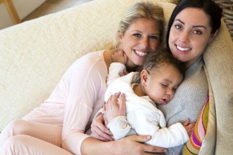 Il Tribunale di Roma riconosce stepchild incrociata: è la prima volta - due mamme con bambini base 1 - Gay.it