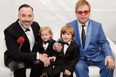 Elton John: "Non darò tanti soldi ai miei figli. Rovinano la vita" - elton john David furnish figli 5 - Gay.it
