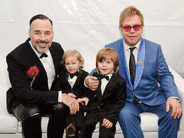 Elton John: "Non darò tanti soldi ai miei figli. Rovinano la vita" - elton john David furnish figli 5 - Gay.it