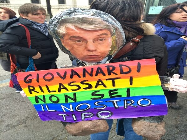 Pillole arcobaleno da Piazza del Popolo - giovanardi 1 - Gay.it