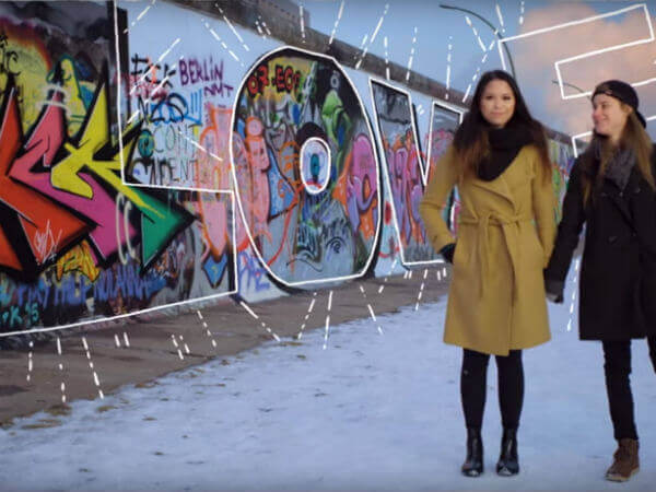 Il Google Doodle per l’8 marzo con una coppia lesbica