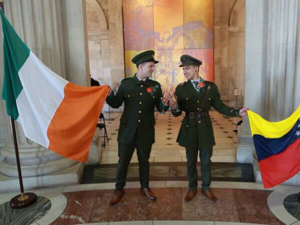 Irlanda: coppia gay si sposa come se fosse nel 1916!