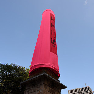 mardi_gras_condom_gigante