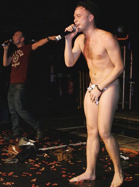 olly_murs_nudo_piedi