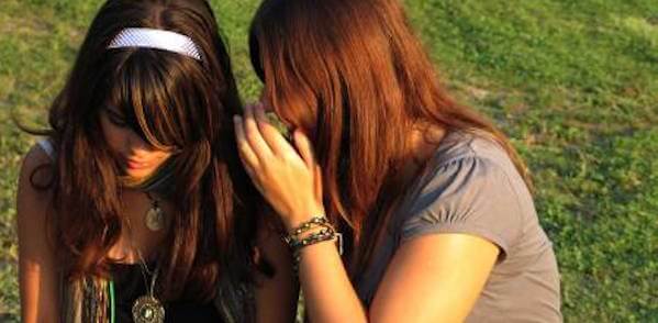 ragazze che parlano tra loro nell'orecchio