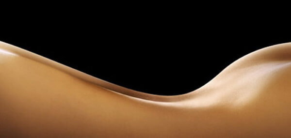 profilo di schiena nuda di una donna sdraiata
