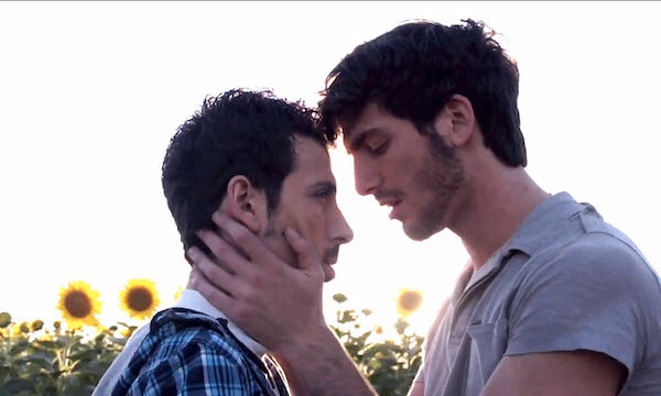 due ragazzi gay che parlano di coppia aperta