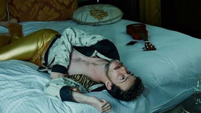 Brendan Maclean invita a darci “hugs” piuttosto che prendere “drugs”