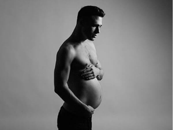 Colton Haynes festeggia i 4 milioni di insta-followers…col pancione!