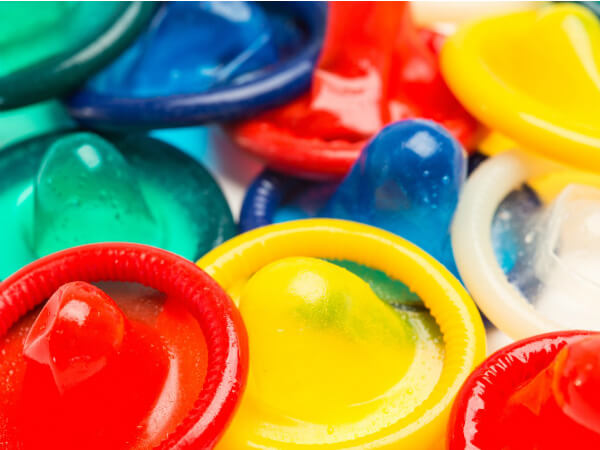 Dati Durex sul preservativo: lo usa solo 1 uomo su 5 - condom preservativi colorati - Gay.it