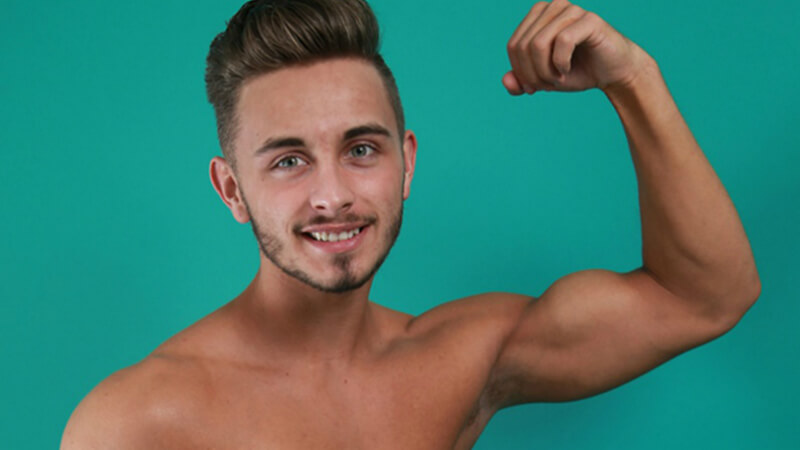 Connor Hunter di MTV Ex On The Beach e il servizio fotografico a luci rosse