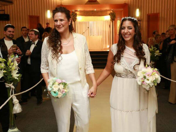 Prime nozze religiose in Argentina per una coppia di donne - coppia donne argentina base - Gay.it