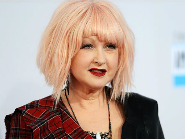 Cyndi Lauper: "I giovani LGBT senzatetto devono diventare priorità!" - cyndi lauper 2016 capelli rosa - Gay.it