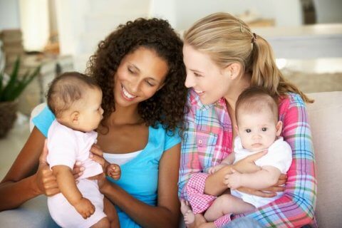 Omogenitorialità, la Germania prevede pari diritti per le mamme lesbiche - due mamme figlio - Gay.it