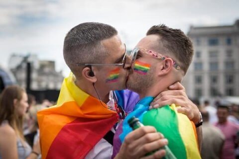 Qatar 2022, la FA rassicura i tifosi queer: "Nessuno verrà arrestato per un bacio o una bandiera rainbow" - gay pride norvegia - Gay.it