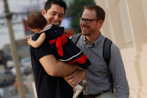 Thailandia: coppia gay vince battaglia con la madre surrogata - gordon lake manuel santos 2 - Gay.it
