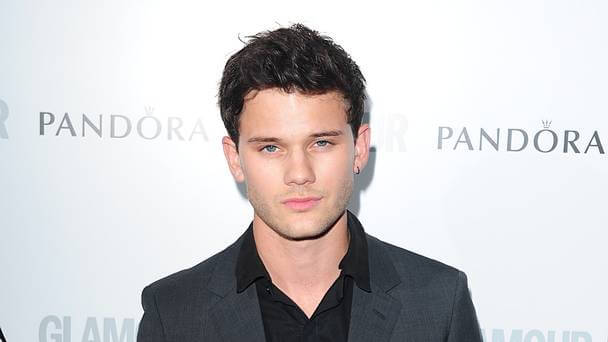 jeremy_irvine_stonewall
