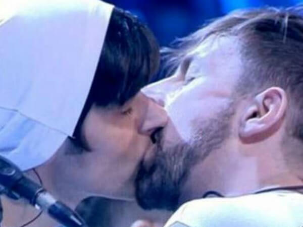 Bufera mediatica dopo il bacio gay dei La Rua ad Amici