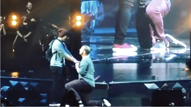 Proposta di matrimonio gay al concerto di Ellie Goulding!