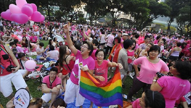 Singapore, opinioni sempre più aperte su sesso gay, matrimonio egualitario e famiglie arcobaleno: lo studio - singapore lgbt - Gay.it