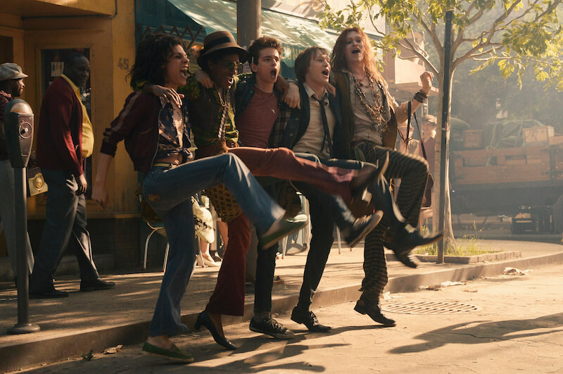 Vivide, vibranti, 70's: le più belle immagini dal set di Stonewall