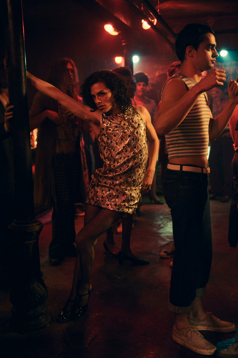Vivide, vibranti, 70's: le più belle immagini dal set di Stonewall